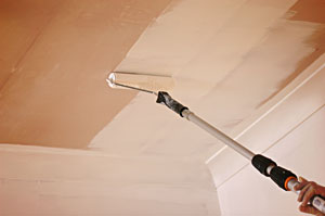Как покрасить потолок валиком